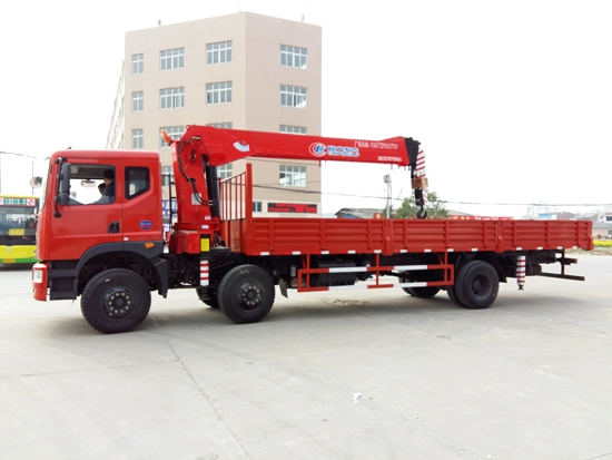 東風(fēng)新款小三軸隨車吊